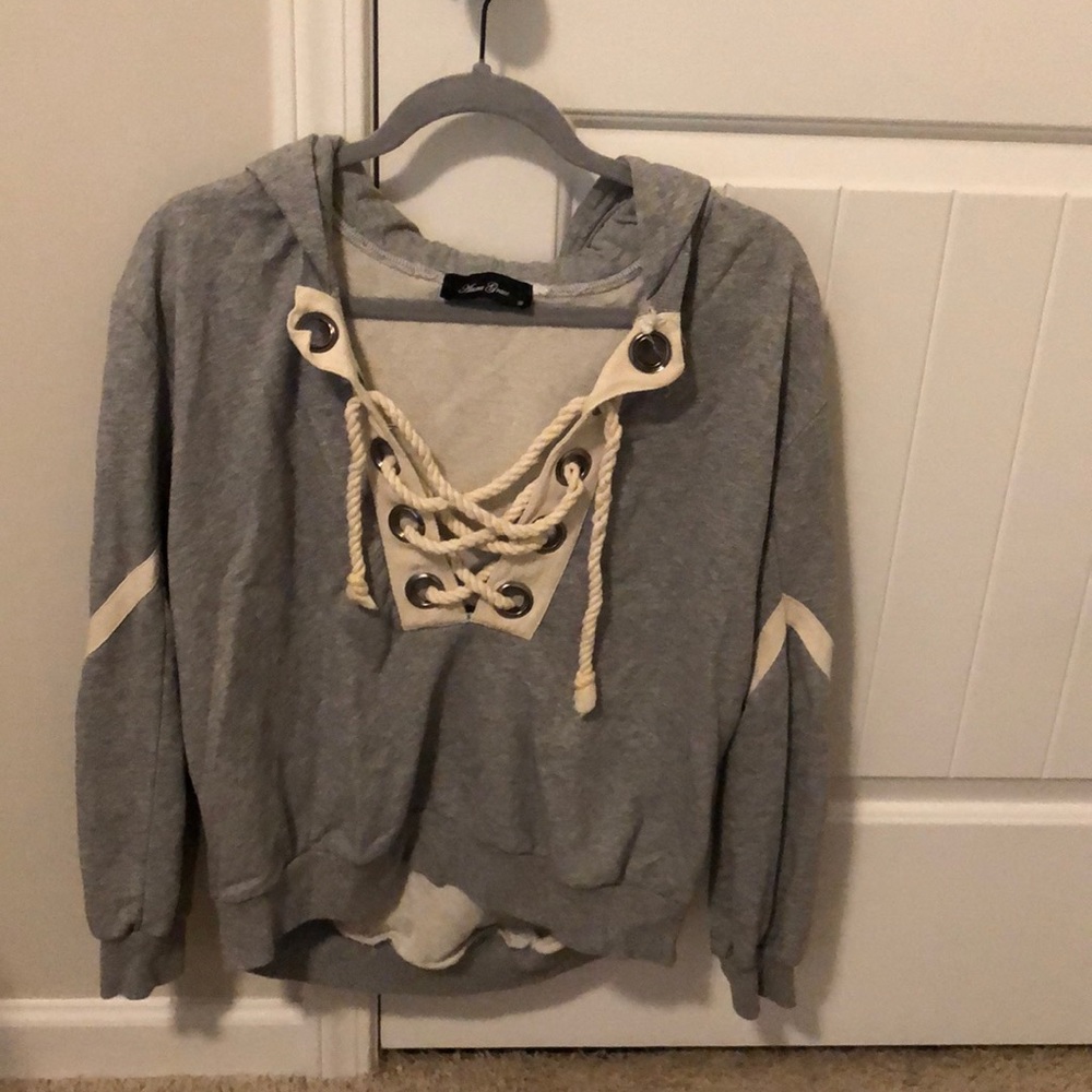 Grey/white shirt